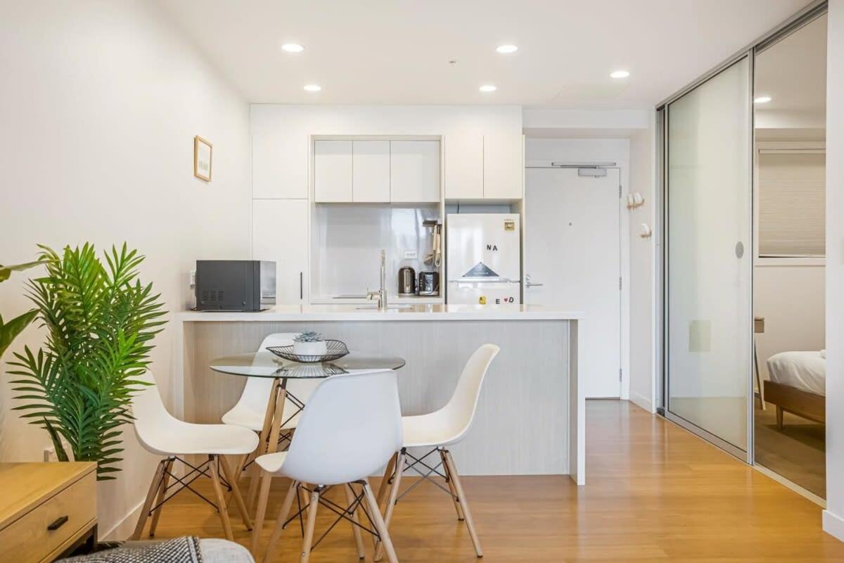 Cosy Two Bedroom Apartment With Balcony Pool And Gym Auckland Exterior photo