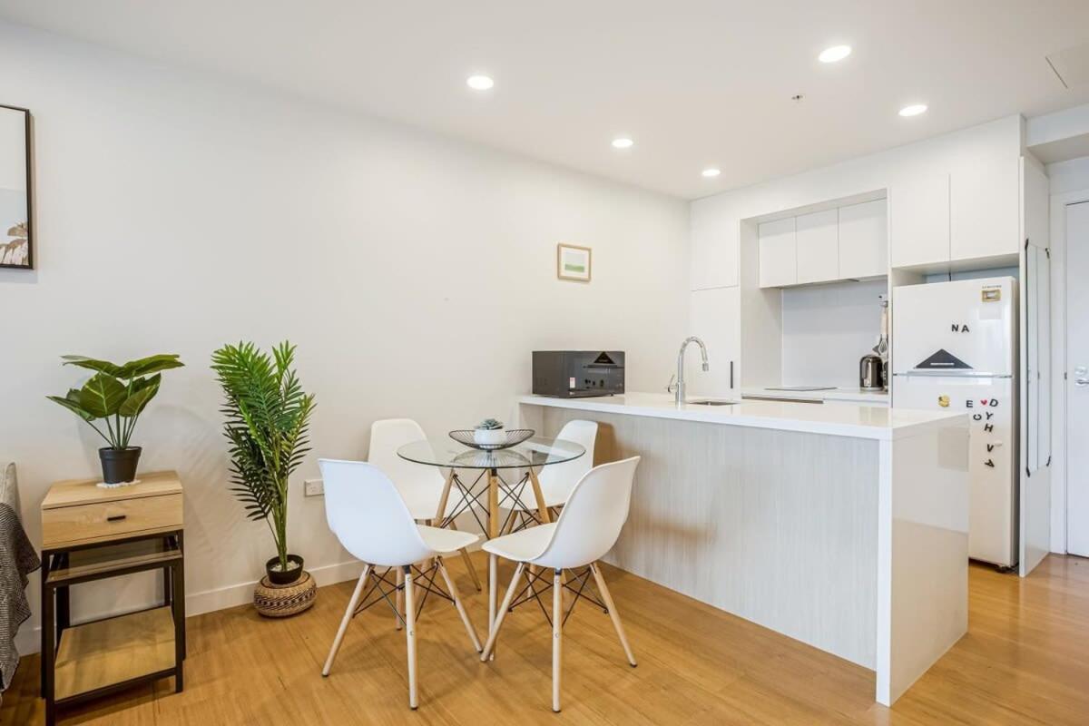 Cosy Two Bedroom Apartment With Balcony Pool And Gym Auckland Exterior photo