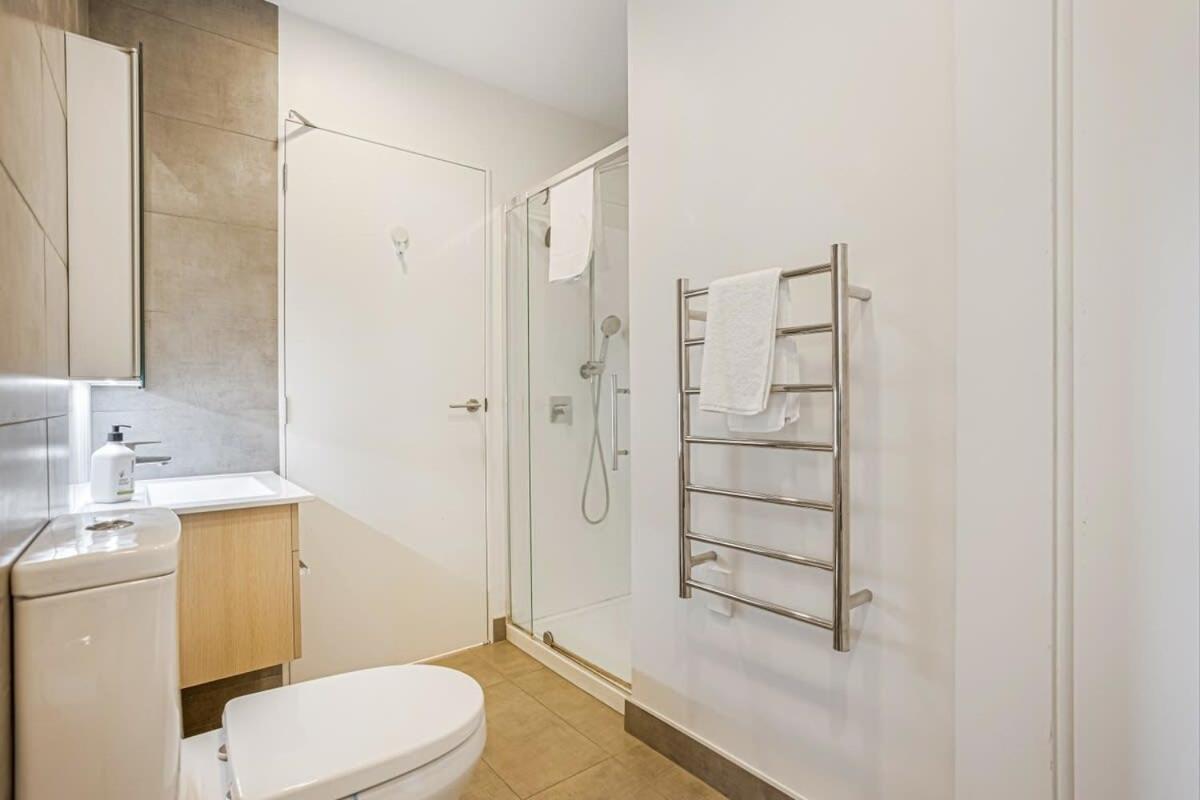 Cosy Two Bedroom Apartment With Balcony Pool And Gym Auckland Exterior photo